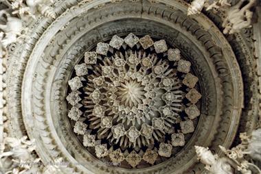 04 Jain-Temple,_Mount Abu 07_b_H600